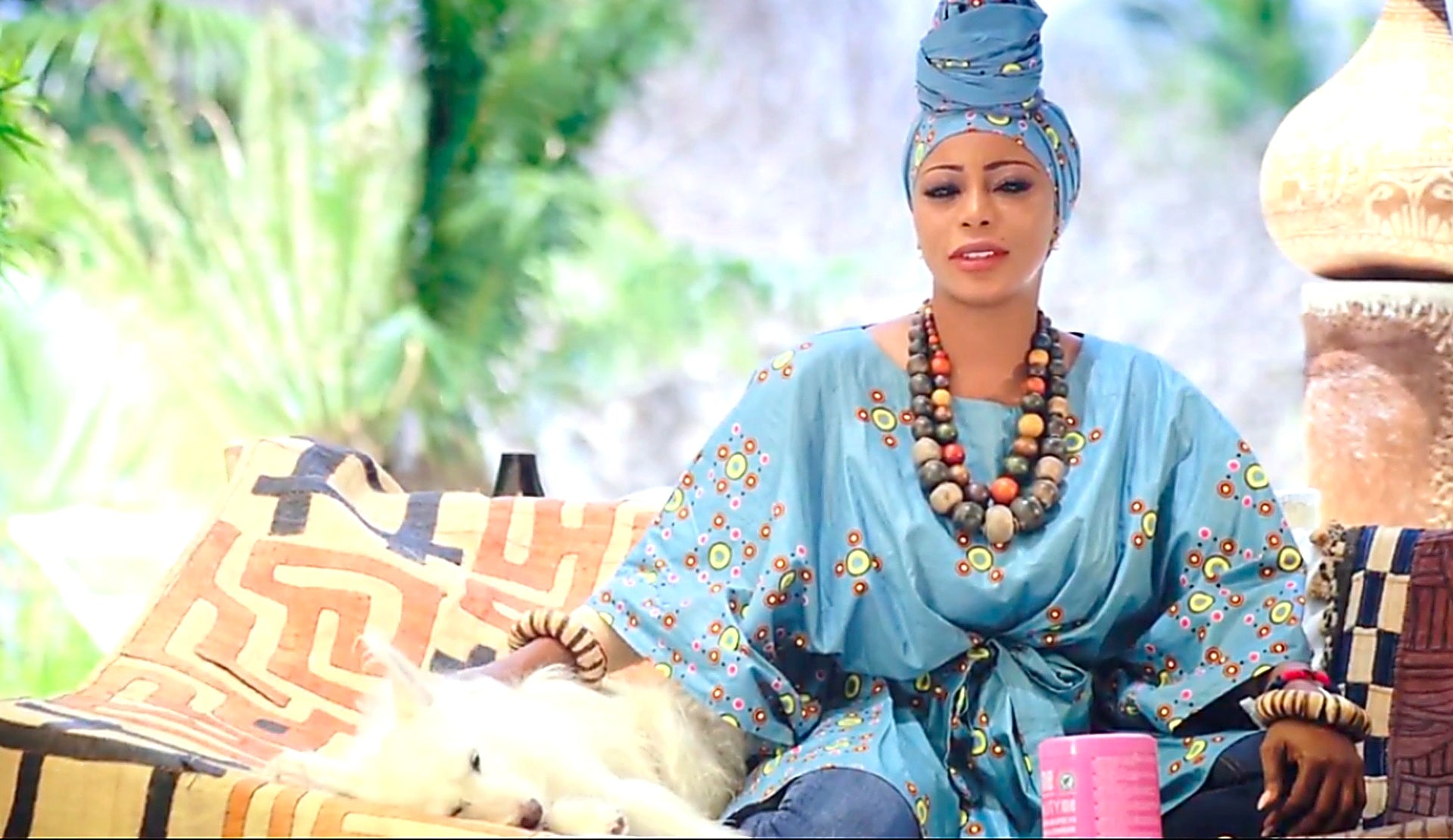 Charger la vidéo : Au cœur de me™, il y a Jeanne.Exploratrice passionnée de nutrition naturelle et de traditions anciennes, elle croit à la puissance des plantes pour nourrir le corps et l’esprit.Sa vision est simple : transformer la feuille de moringa en un rituel de vie, en respectant chaque étape — de la récolte artisanale des feuilles les plus tendres au séchage doux qui préserve leur richesse.Avec son exigence et sa sensibilité, Jeanne a fait de me™ plus qu’une marque : une expérience intime et authentique, où la nature rencontre la science, et où chacun peut devenir la meilleure version de soi.